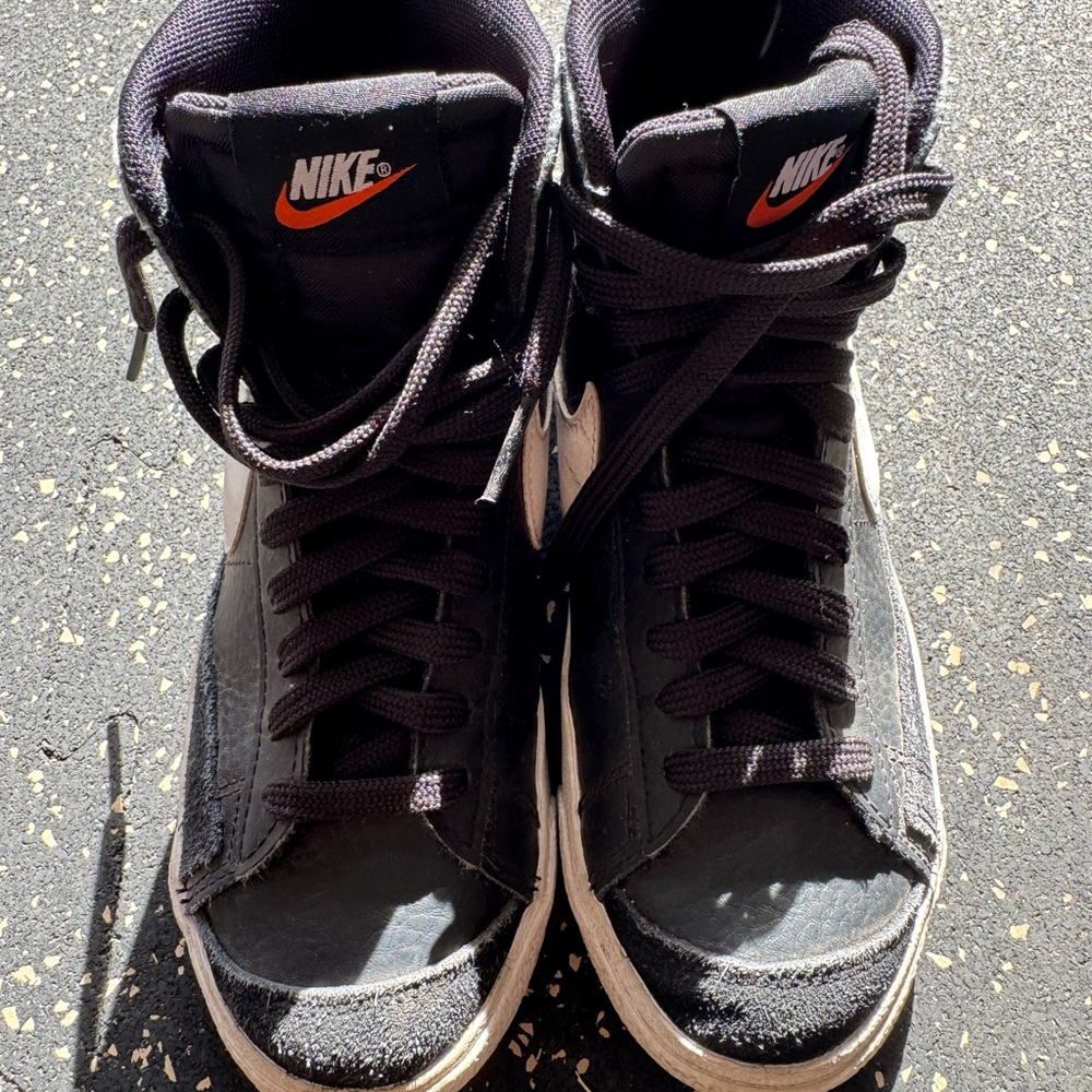 Nike Kids Blazer mid 77 Black and White High-Top Sneakers EUC size 4Y